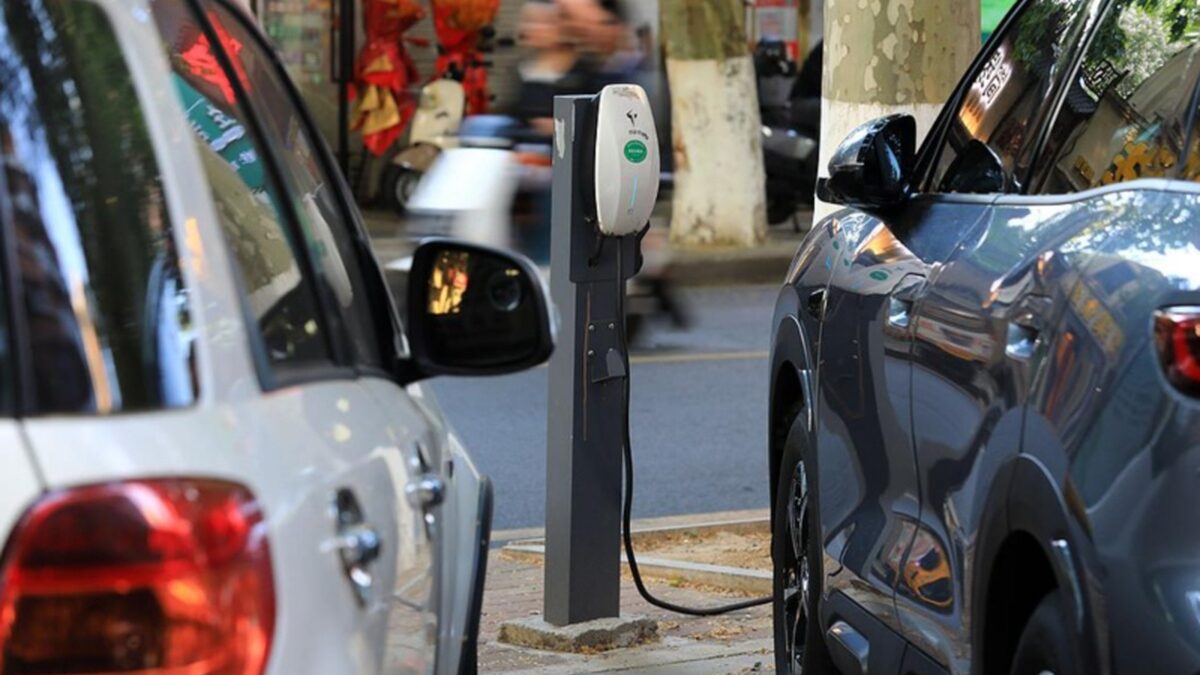 Chủ xe điện Trung Quốc hoang mang vì xe bị “khóa pin” từ xa, quãng đường tụt từ 500 km xuống chưa tới 300 km