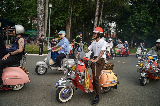 Đi Vespa không đơn giản là “chạy xe”, đó là một kiểu “trình diễn di sản”- Ảnh 16. Đi Vespa không đơn giản là “chạy xe”, đó là một kiểu “trình diễn di sản”- Ảnh 16.