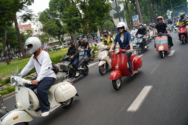 Đi Vespa không đơn giản là “chạy xe”, đó là một kiểu “trình diễn di sản”- Ảnh 15. Đi Vespa không đơn giản là “chạy xe”, đó là một kiểu “trình diễn di sản”- Ảnh 15.