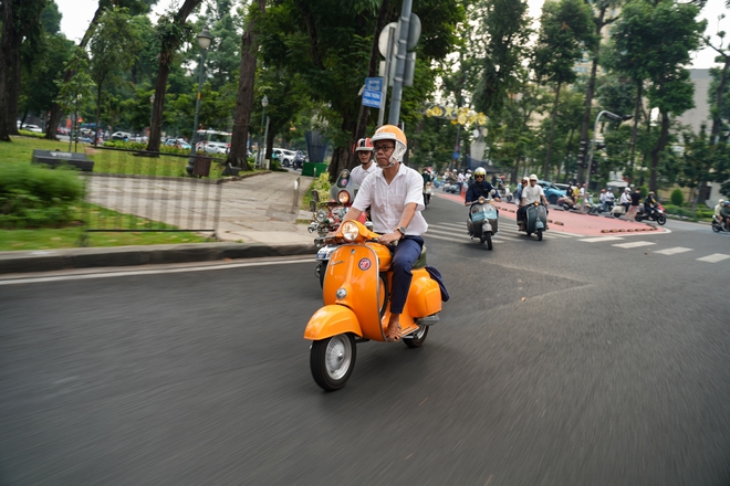 Đi Vespa không đơn giản là “chạy xe”, đó là một kiểu “trình diễn di sản”- Ảnh 17. Đi Vespa không đơn giản là “chạy xe”, đó là một kiểu “trình diễn di sản”- Ảnh 17.