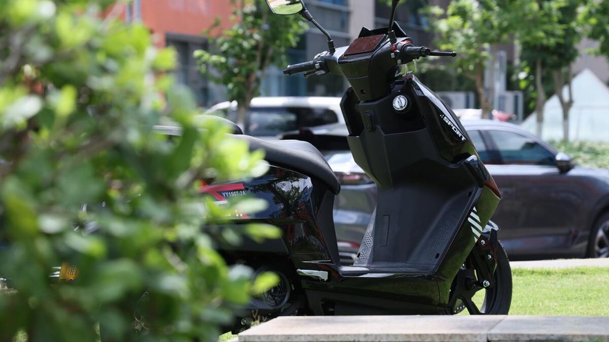 Bỏ xa Honda Vision và Yamaha Janus về công nghệ: Xuất hiện xe tay ga giá 30 triệu được trang bị cả radar cảnh báo điểm mù như ô tô hạng sang
