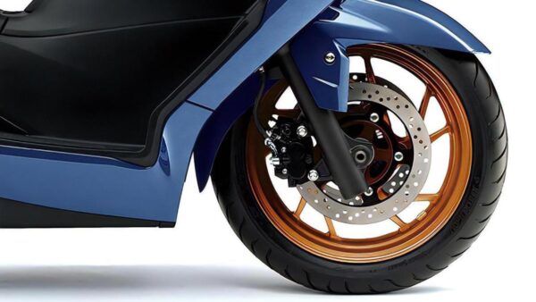 Suzuki Burgman 400 ABS trình làng bản nâng cấp tương thích xăng E10, gây sức ép lên Honda SH350i và Yamaha XMAX 300