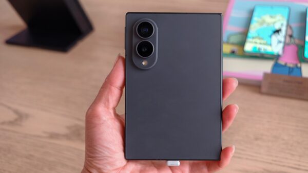 Trên tay Galaxy Z Fold8: Mỏng nhẹ kỷ lục, lột xác với thiết kế ‘hộ chiếu’ chất lừ!