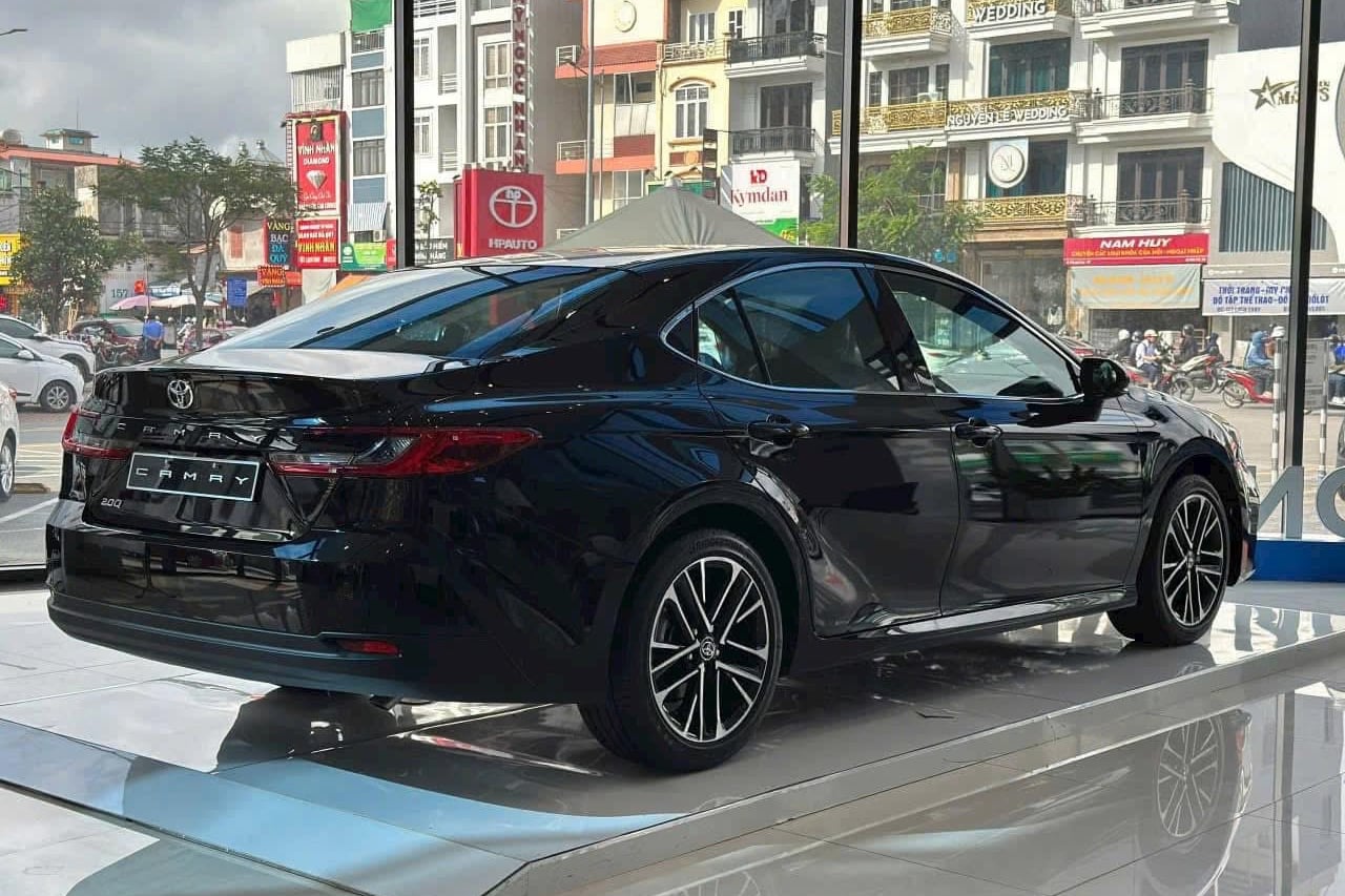 Dừng bán từ tháng 6, Toyota Camry bản xăng vẫn bán được 1 xe trong tháng 8 cho khách Việt- Ảnh 4. Dừng bán từ tháng 6, Toyota Camry bản xăng vẫn bán được 1 xe trong tháng 8 cho khách Việt- Ảnh 4.