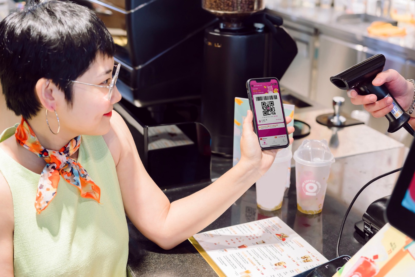 Từ những ly nước 10.000 đồng đến cách thanh toán được hàng triệu người Việt tin dùng - Ảnh 1.