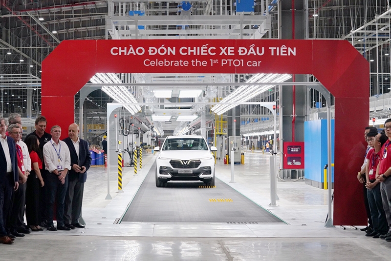 vinfast-hoan-thanh-san-xuat-thu-nghiem-chiec-xe-lux-suv-dau-tien-193-6383-1788165429018288416683-1788225485349-1788225485554848070347 Từ vạch xuất phát đến nhà máy ở Ấn Độ, Indonesia: Hành trình một hãng xe Việt vươn ra biển lớn - Ảnh 2.