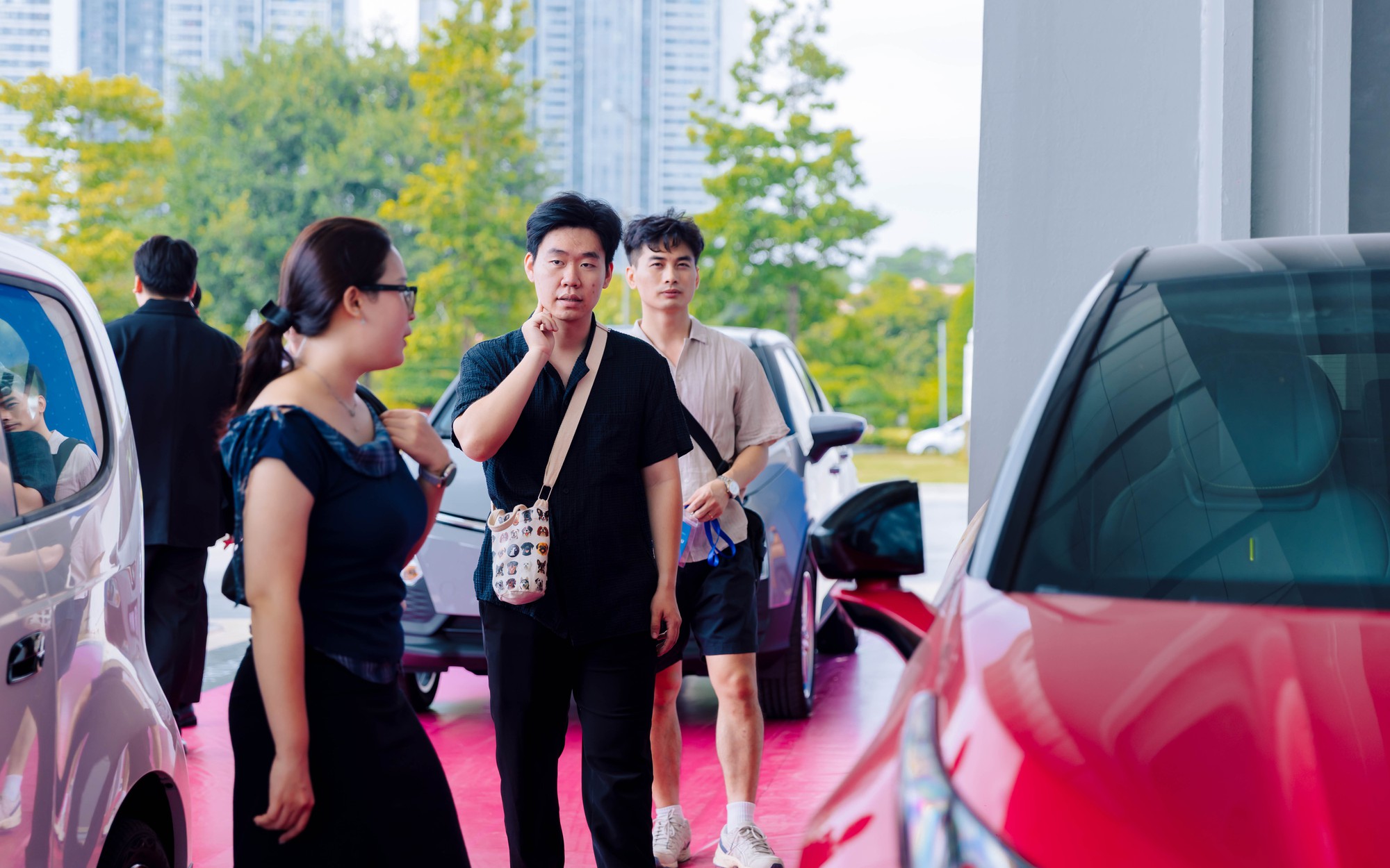 Khai mạc VIMS 2026: Khách đến từ trước giờ mở cửa, khu trưng bày và khu lái thử kín người tham quan - Ảnh 9.